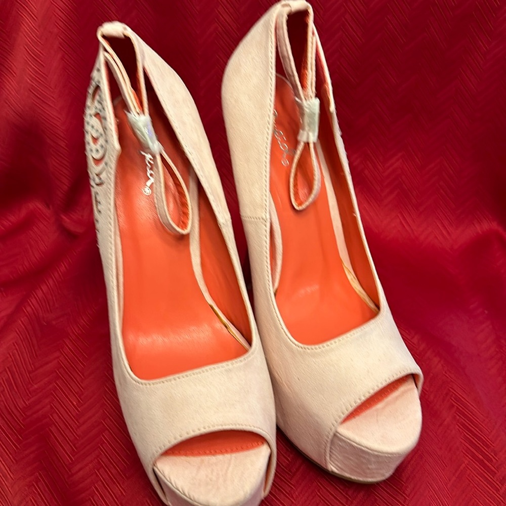 Qupid Pink 5.5” Platform Heel. Open Toe. Size 8.5